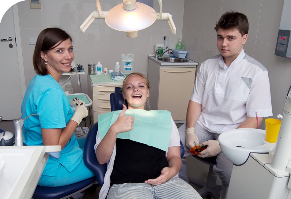 Процедура закрытия оголенных участков зубов