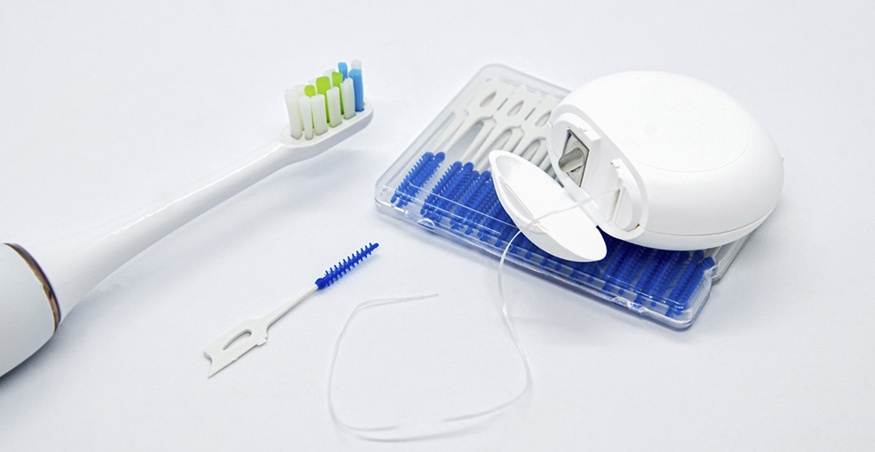 Средства для чистки имплантов: ирригатор, ершики, суперфлосс