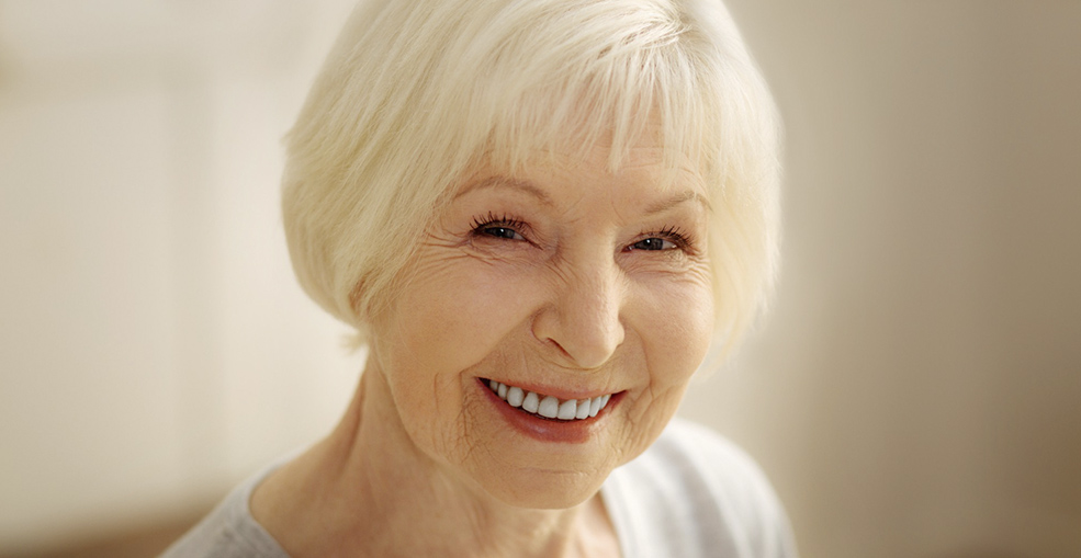 Счастливый пациент после успешной имплантации зубов