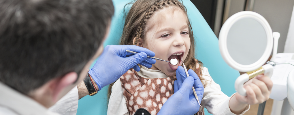 Как удаляют молочные зубы у детей в клинике