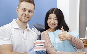 Больно ли ставить зубной имплант