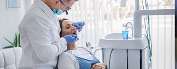 Лечение зубов при беременности: безопасные протоколы по триместрам